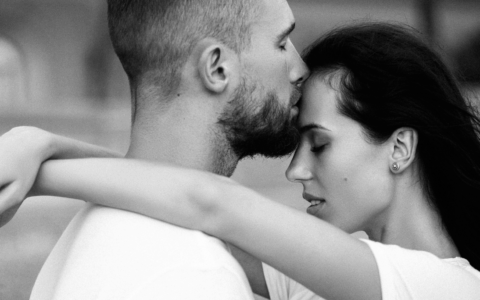 Përse “çmendeni” pas meshkujve që nuk janë të gatshëm të krijojnë asgjë serioze me ju?