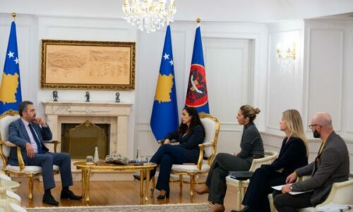 Pak orë pasi takoi partitë dhe u diskutua për zgjedhje të reja, Osmani pret në zyrë shefin e KQZ-së