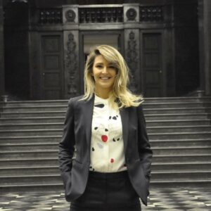 Kur suksesi ndëshkohet, përjashtohet trajnerja që ngriti reputacionin ndërkombëtar të UP’së me studentet e juridikut