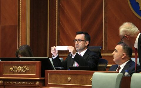 Kushtetuesja publikon Aktgjykimin e plotë për çështjen e nënkryetarit serb