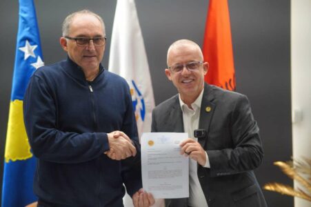 Shaqir Totaj dhe Halil Kastrati nënshkruajnë për ndërtimin e 50 shtëpive të reja për familjet në nevojë të Prizrenit