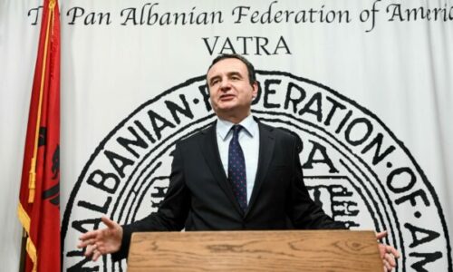 Kurti: Përpiqem t’i edukoj e t’i formoj Edi Ramën dhe partnerët ndërkombëtarë me aftësitë e mia