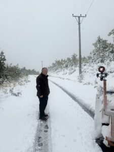 Bekim Gashi nga LDK në terren, bashkë me ekipet për pastrimin e borës në kryeqytet