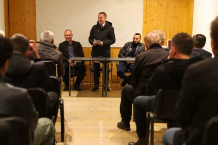 Kryetari Ferit Idrizi takohet me banorët e banesave kolektive te Kalaja e Qytetit