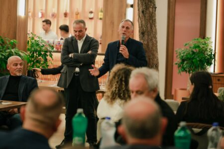 Osmani takohet me përfaqësues të komunitetit kulturor: Fushë Kosova ka potencial të madh kulturor