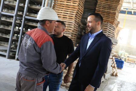 Tahiri viziton disa biznese në Mitrovicë: Do të ofroj mbështetje për çdo ndërmarrje që krijon punësim dhe zhvillim