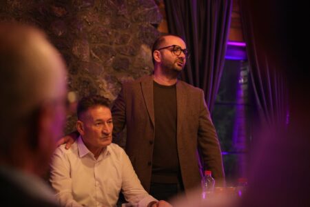 Arbër Ismajli viziton familjen Mehmeti, fton qytetarët të votojnë Nazim Mehmetin me numrin 28