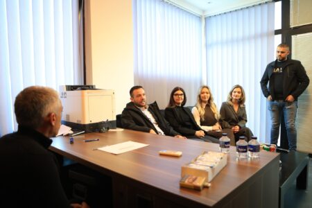 Tahiri viziton bizneset në Mitrovicë, premton mbështetje për zhvillimin ekonomik