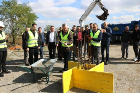 Fillon përgatitja e terrenit për ndërtimin e lagjes së re të familjeve të dala nga lufta në Lipjan