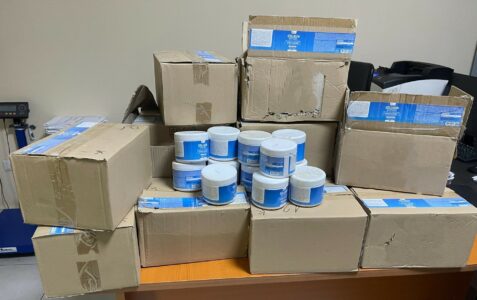 Kapet sasi e madhe e pakove me kolagjen në Vermicë