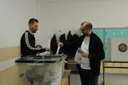 Arbër Ismajli voton në Gjilan: Votuam me zemër e përgjegjësi për të ardhmen  e qytetit