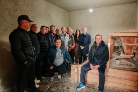 Osmani viziton Mullirin e Grabocit të Poshtëm, premton mbështetje për trashëgiminë kulturore