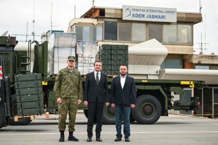 Kurti: Arrijnë në Kosovë dhjetëra dronë luftarakë Skydagger