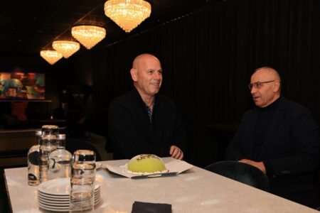 Ademi surpizoi Lladrovcin me torte në Suedi për fitoren e tij në Drenas