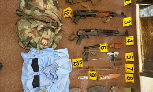 Aksion i Policisë në Leposaviq, sekuestrohen armë dhe uniforma serbe