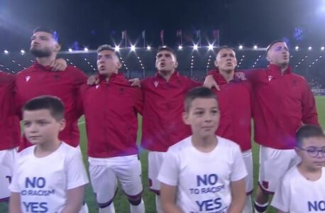 Lojtarët shqiptarë e këndojnë me krejt shpirtin himnin kombëtar, vërshëllehen me të madhe nga tifozët serbë