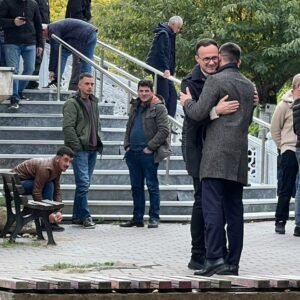 Alban Hyseni i VV’së shkon në Mitrovicë, shihet duke e përqafuar Arian Tahirin