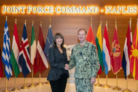 Ish-presidentja Jahjaga viziton komandën më të madhe të NATO-s në Napoli