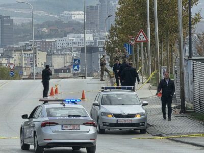 Arrestohet një person në rrugën pranë Ambasadës Amerikane, po intervistohet nga Policia