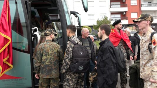 Prizreni i bashkohet prostestës në mbrojtje të UÇK-së, autobusët u siguruan nga komuna