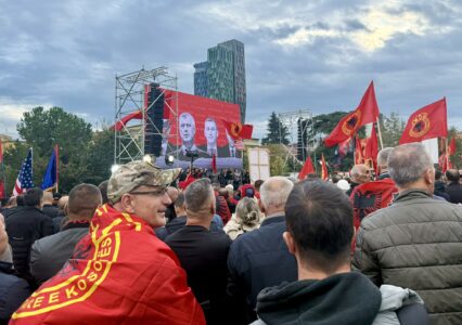 Protesta për UÇK-në, qytetarët e mbledhur nisin brohoritjet “UÇK, UÇK” – pamje nga Tirana
