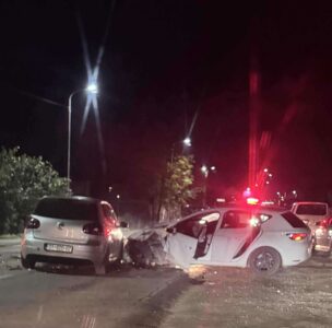 Aksident i rëndë trafiku në mes të tri veturave në rrugën Drenas–Komoran