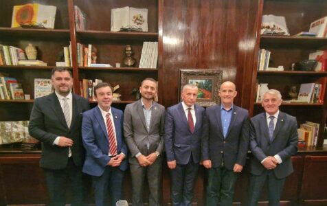 Kamberi në SHBA: Standardet që Serbia kërkon për serbët në Kosovë, duhet të zbatohen për shqiptarët në Serbi