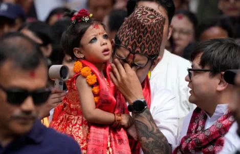 2-vjeçarja bëhet perëndeshë në Nepal, mbyllet në tempull dhe i lejohet të dal jashtë vetëm për festivale