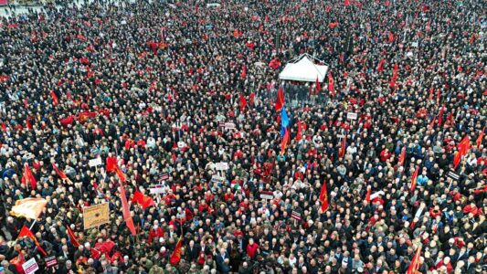 Protesta e madhe në Tiranë, flet koordinatori: Drejtësia e vetme e gjyqit politik është kthimi i liderëve