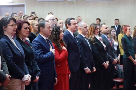 U kritikua për çmimin që ndau për dyshen e pushtetit, UP e arsyeton:  Shoqata Alumni e nderoi edhe Atifete Jahjagën