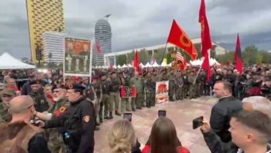 Veteranët e UÇK-së rreshtohen para memorialit, nderojnë Skënderbeun