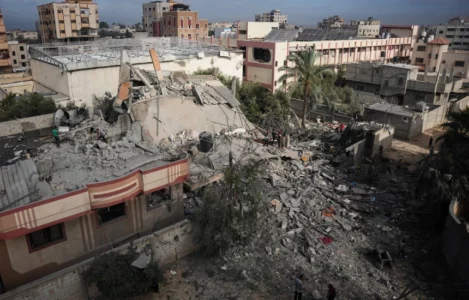 Avionët dhe tanket izraelite bombardojnë sërish zona në lindje të Gazës