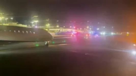 Njëri po nisej, tjetri po mbërrinte – dy aeroplanë përplasen në Aeroportin LaGuardia të Nju Jorkut