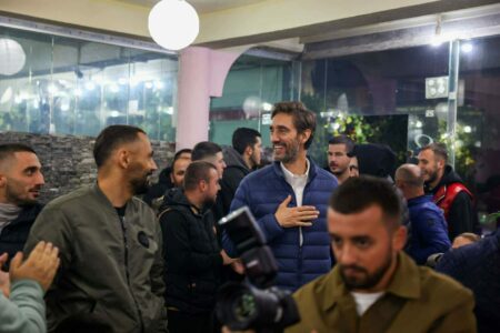 Uran Ismaili me të rinjtë e Kodrës së Trimave: Zbatimi i 5 Zgjidhjeve nis pas 12 tetorit