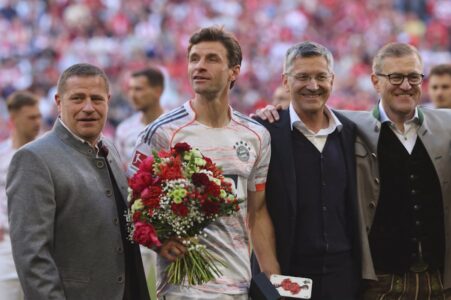 Muller parakalon Toni Kroos, bëhet lojtari me më tepër trofe të fituar në karrierë