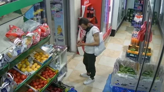 Policia kërkon ndihmë për identifikimin e personit të dyshuar për vjedhje