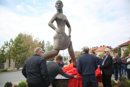 Rikthehet në formë statuje “Vrapuesja e Prizrenit” – Totaj: Pjesë e identitetit të qytetit