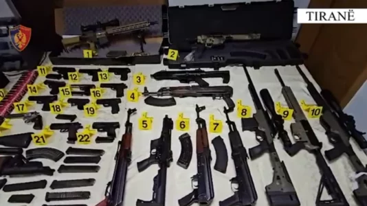 Zbulohet furgoni me armatim në qendër të Tiranës, kishte armë sa për një ushtri