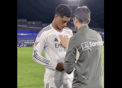 Çfarë është substanca që futbollistët e lyejnë në gjoks para ndeshjeve?