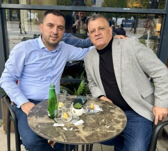 “I pandalur në rrugën e së drejtës” – djali i Fadil Fazliut që po mbahet në Hagë takohet me Nasim Haradinajn