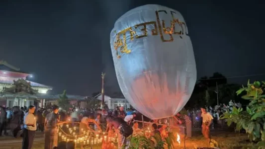 Të paktën 24 të vrarë nga hedhja e bombave nga parashutisti në festivalin budist në Myanmar