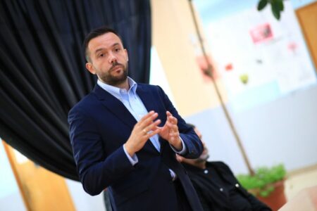 “Parkingje nëntokësore, transporti publik”- Arian Tahiri tregon në detaje planet për Mitrovicën!