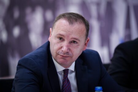 Zemaj i ashpër me VV-në: Duan të hapin qendra votimi në kafe të rakisë