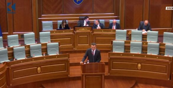 Reuters: Zgjedhjet po afrohen, partitë refuzuan të qeverisin me Kurtin për shkak të raporteve të tij me Perëndimin