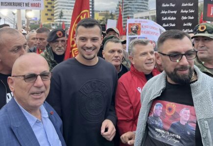 Endrit Thaçi i buzëqeshur në mes të protestës në Tiranë