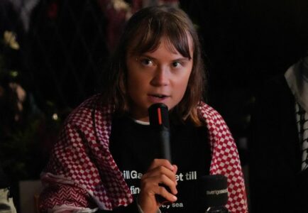 Greta Thunberg përshkruan ‘torturën’ në Izrael: Privonin të burgosurit nga gjumi e uji