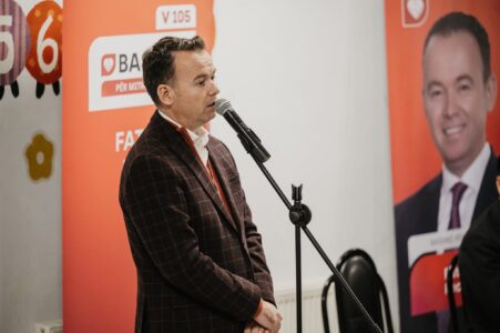 “Më ndjekin me pistoleta”- Faton Peci para qytetarëve propagandon se po i rrezikohet jeta nga njerëzit e PDK-së, por nuk ankohet në Polici e as Prokurori