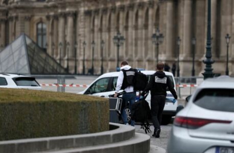 Vjedhja në Muzeun e Luvrit, hajdutët hynë e dolën për 7 minuta