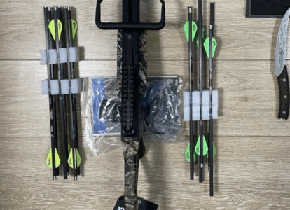 Tentoi të hynte në Shqipëri me një hark dhe 21 shigjeta, kapet në doganën greke i huaji