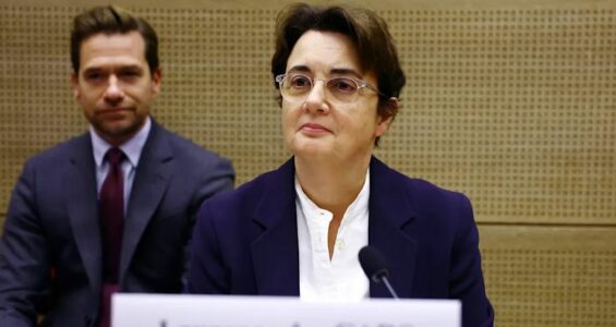 Refuzohet dorëheqja e drejtoreshës së Luvrit